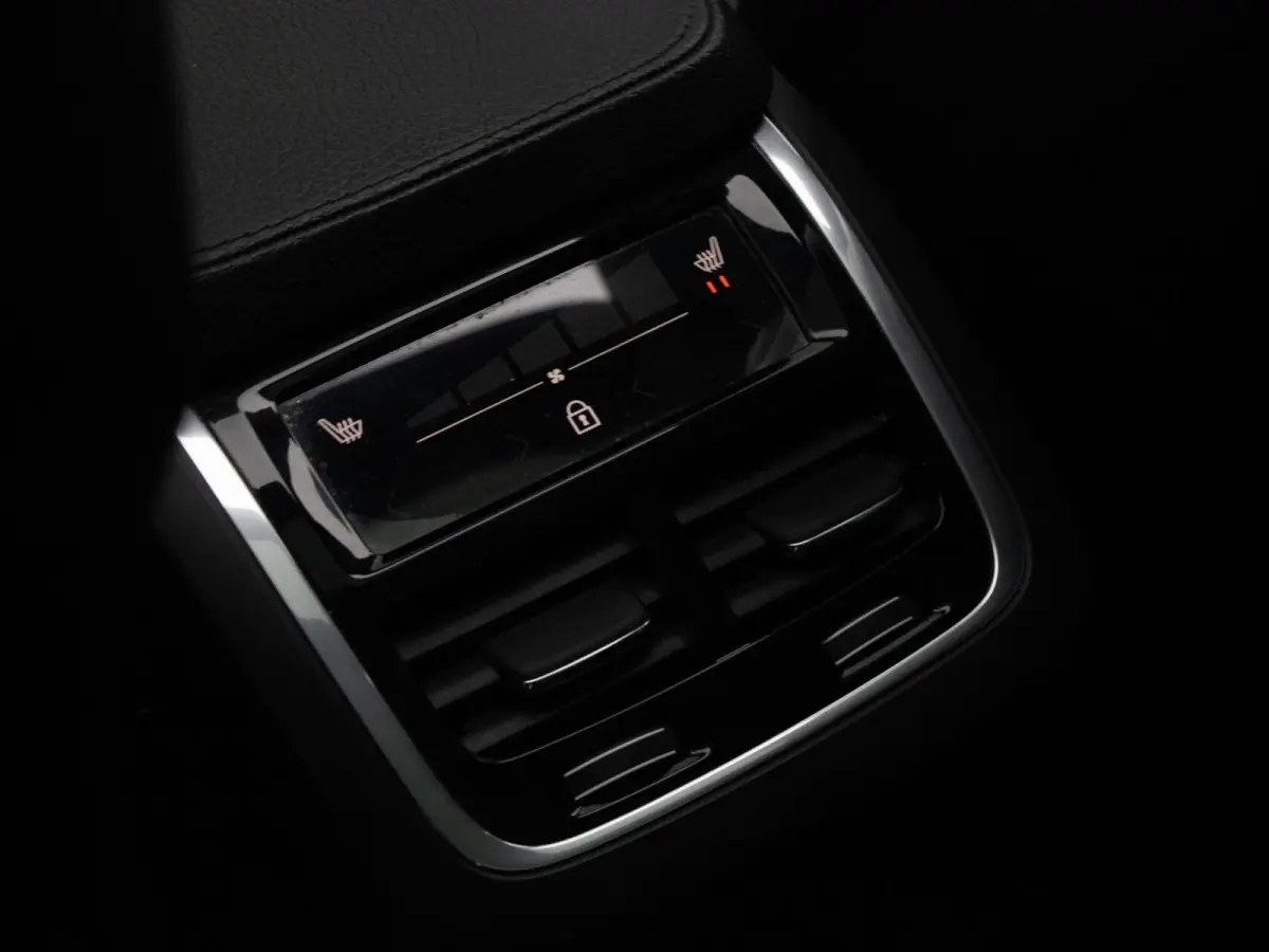 2.0 T8 Recharge AWD R-Design|Pano|HUD|H&K|360°|