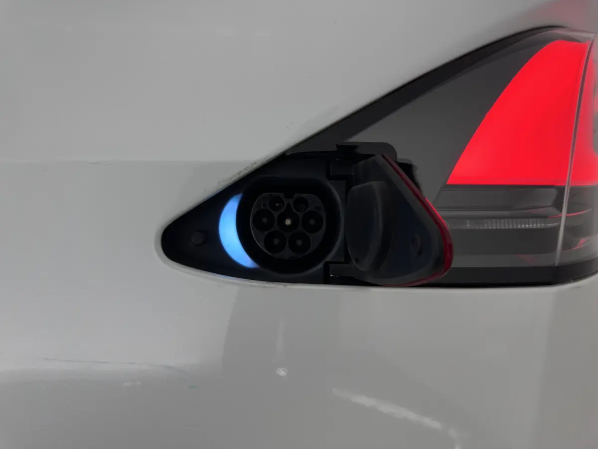100D Long Range 6 pers. (INCL. BTW) *AUT | PANO | LEATHER | NAVI-FULLMAP | FULL-LED | AIRSUSPENSION | DIGI-COCKPIT | FASTLOADER | KEYLESS | DAB+ | HEATED-SPORTSEATS | PRIVACY-GLASS | AUTOPIL