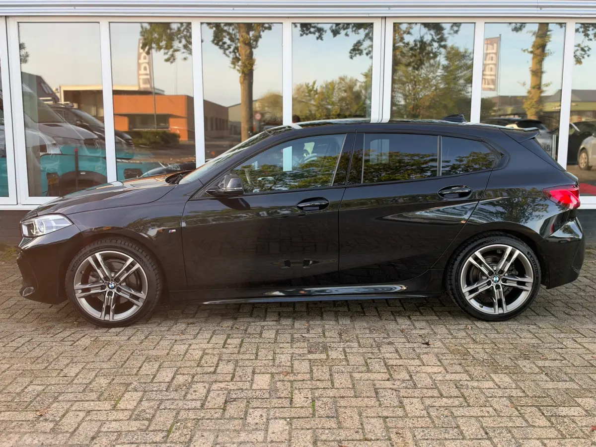 118i Executive Edition | M Pakket | Sfeerverlichting | Apple Carplay | Leder