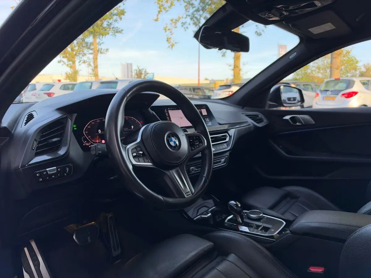 118i Executive Edition | M Pakket | Sfeerverlichting | Apple Carplay | Leder