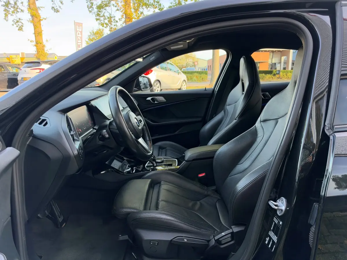 118i Executive Edition | M Pakket | Sfeerverlichting | Apple Carplay | Leder