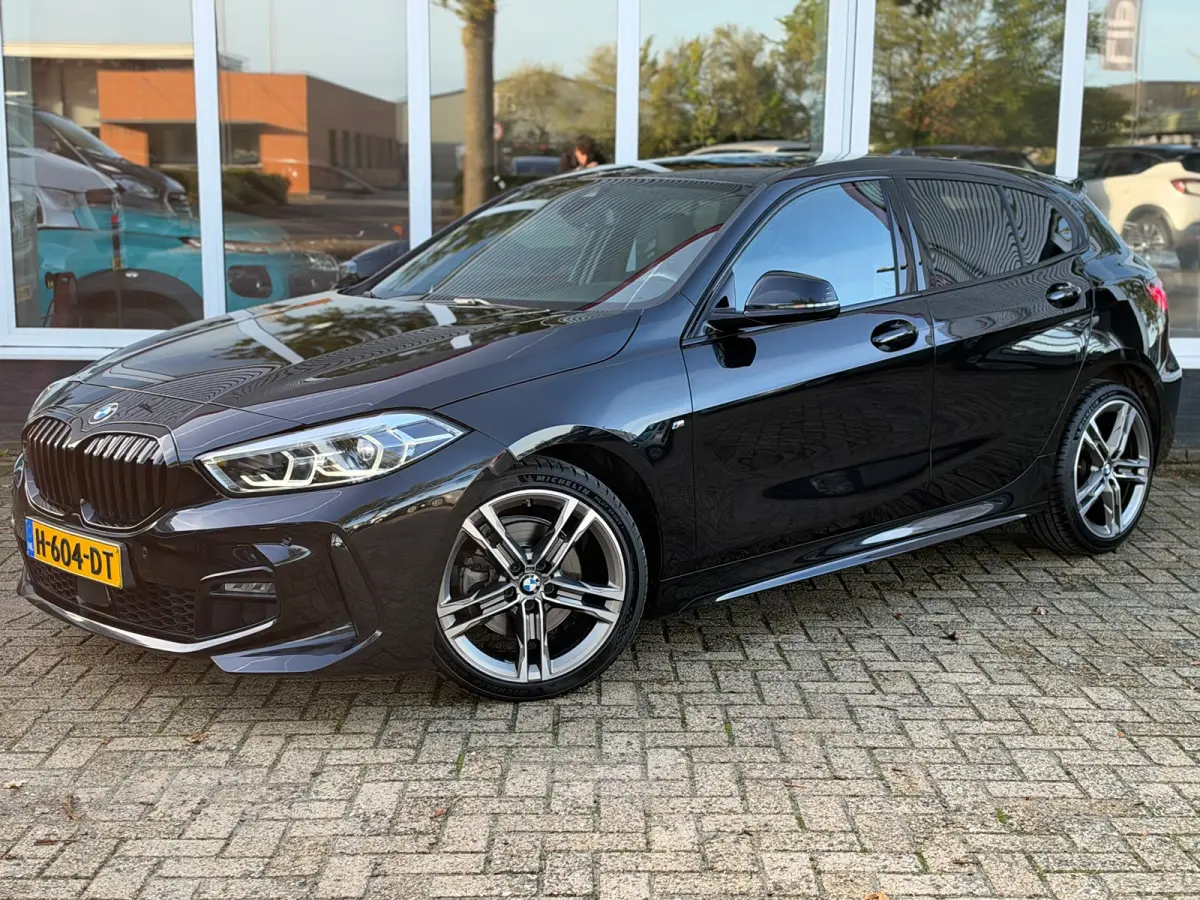 118i Executive Edition | M Pakket | Sfeerverlichting | Apple Carplay | Leder