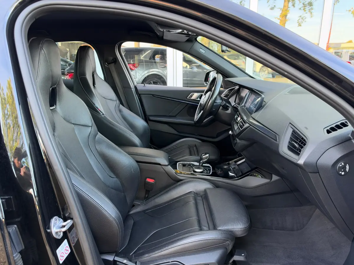 118i Executive Edition | M Pakket | Sfeerverlichting | Apple Carplay | Leder