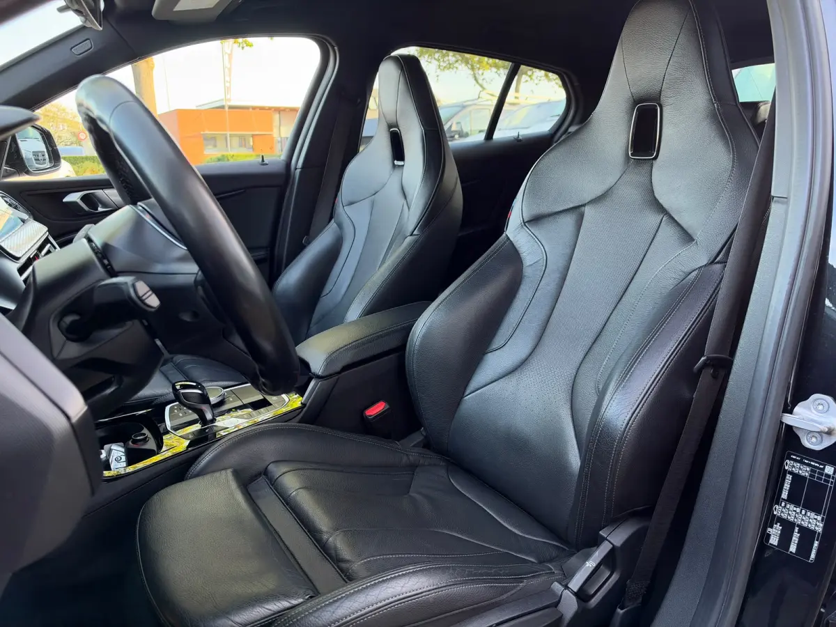 118i Executive Edition | M Pakket | Sfeerverlichting | Apple Carplay | Leder