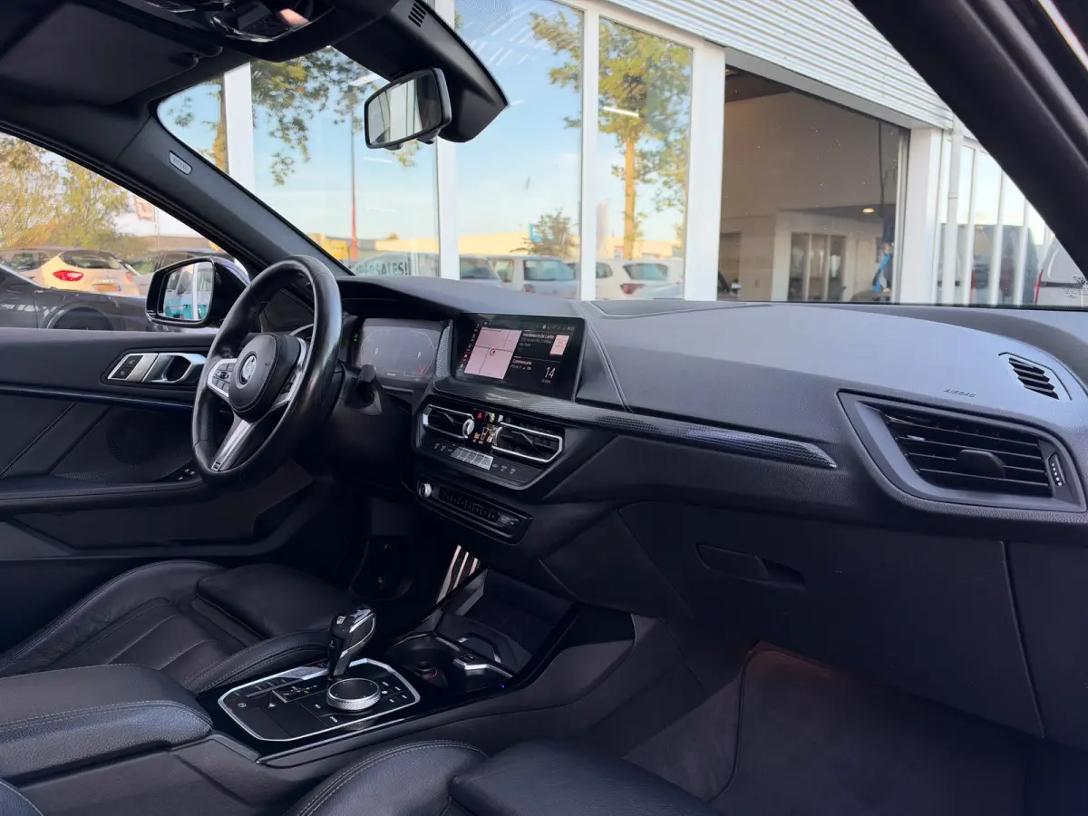 118i Executive Edition | M Pakket | Sfeerverlichting | Apple Carplay | Leder
