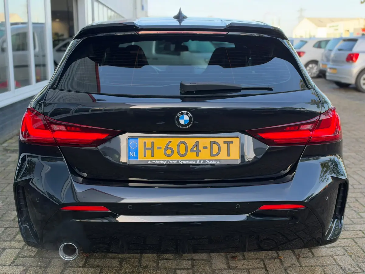 118i Executive Edition | M Pakket | Sfeerverlichting | Apple Carplay | Leder