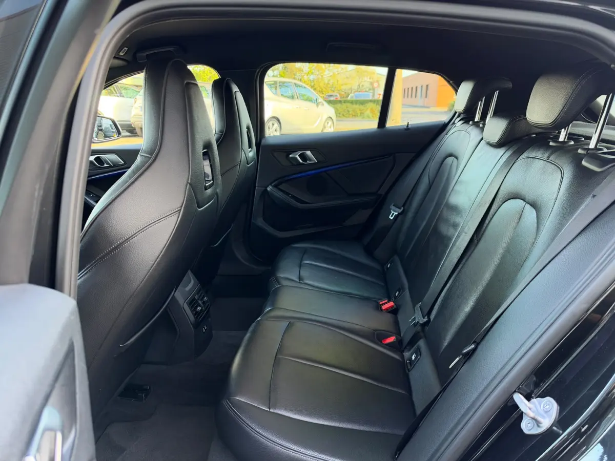 118i Executive Edition | M Pakket | Sfeerverlichting | Apple Carplay | Leder