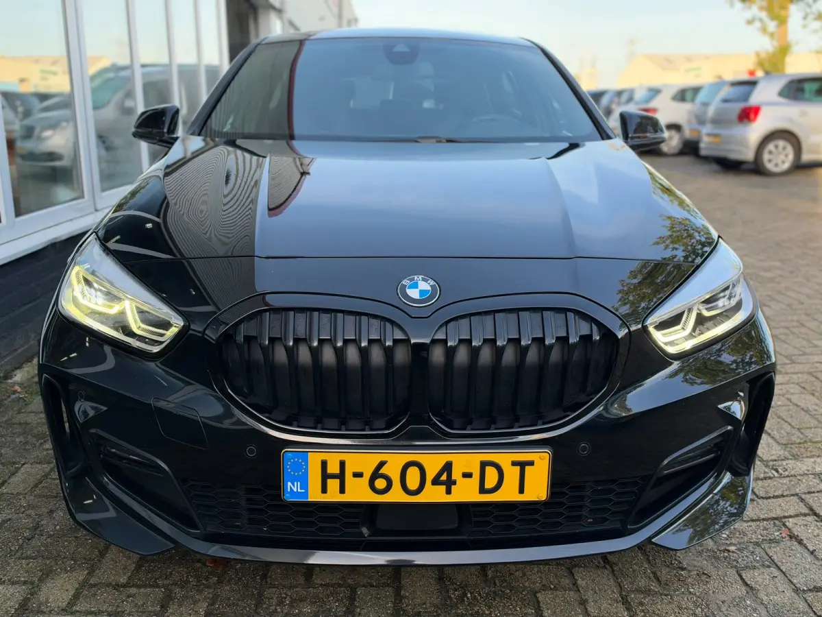 118i Executive Edition | M Pakket | Sfeerverlichting | Apple Carplay | Leder