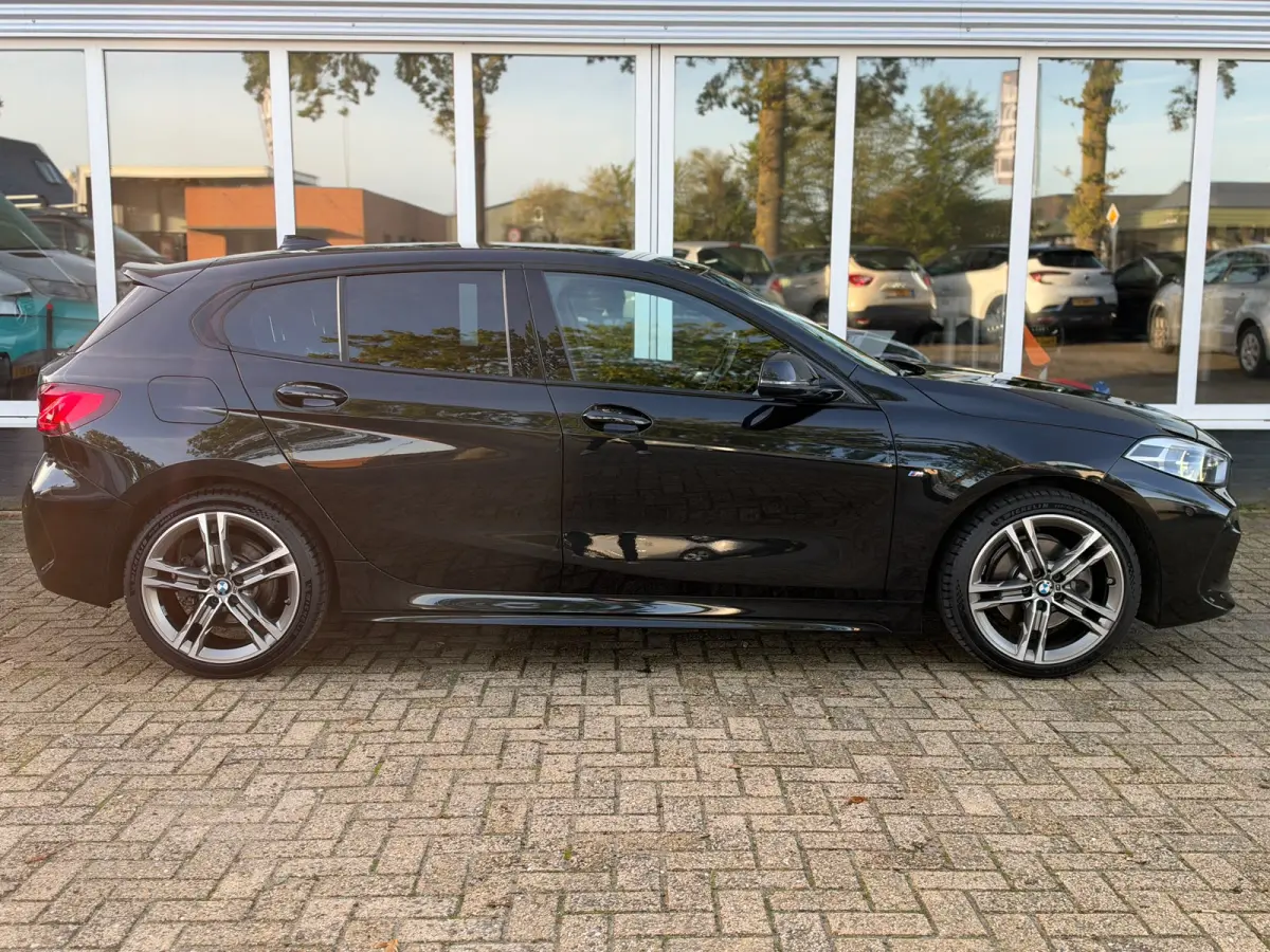 118i Executive Edition | M Pakket | Sfeerverlichting | Apple Carplay | Leder