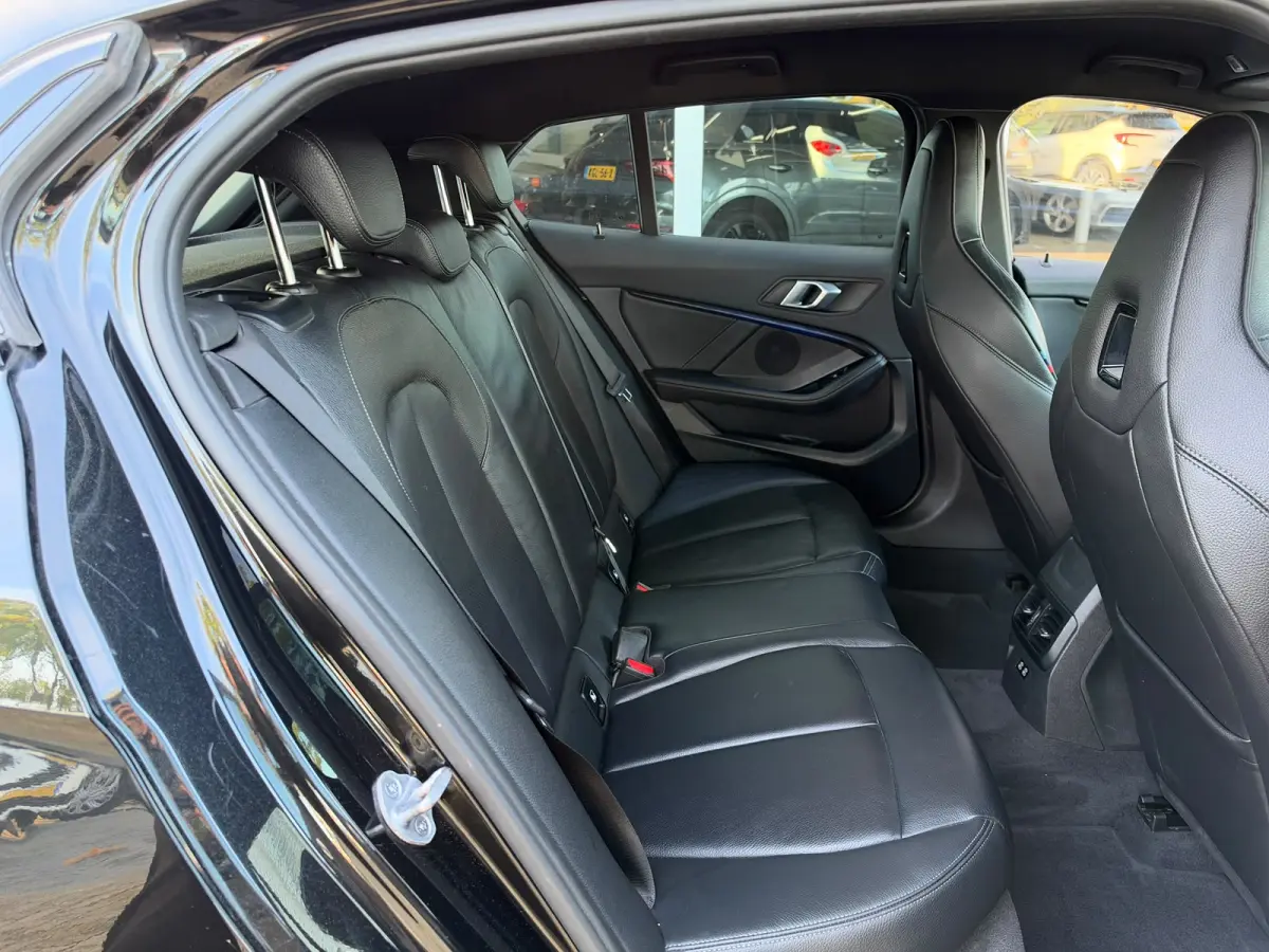 118i Executive Edition | M Pakket | Sfeerverlichting | Apple Carplay | Leder