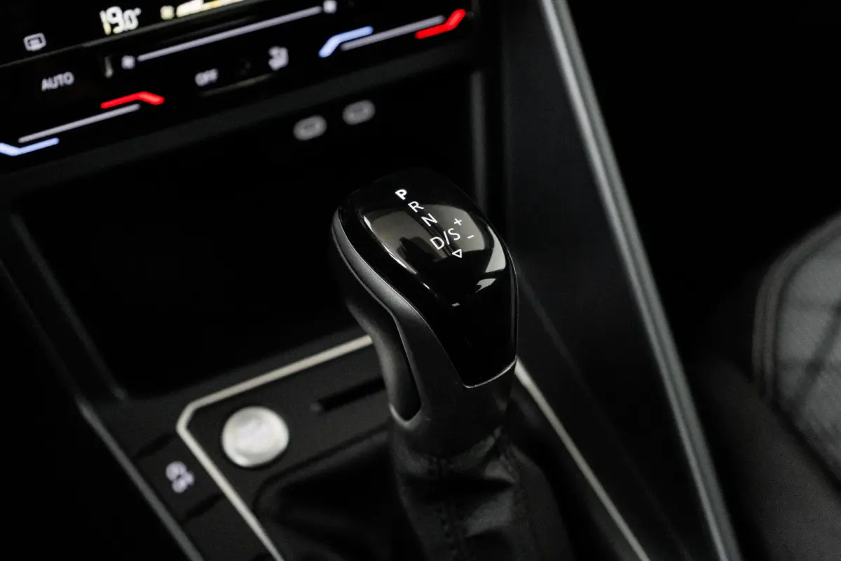 1.0 TSI R-Line l IQ Light l R-Line int. en Ext. l Apple Car Play/Android l Navi l Climate Control l Sensoren voor en achter l