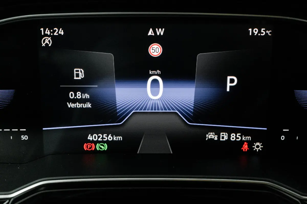 1.0 TSI R-Line l IQ Light l R-Line int. en Ext. l Apple Car Play/Android l Navi l Climate Control l Sensoren voor en achter l