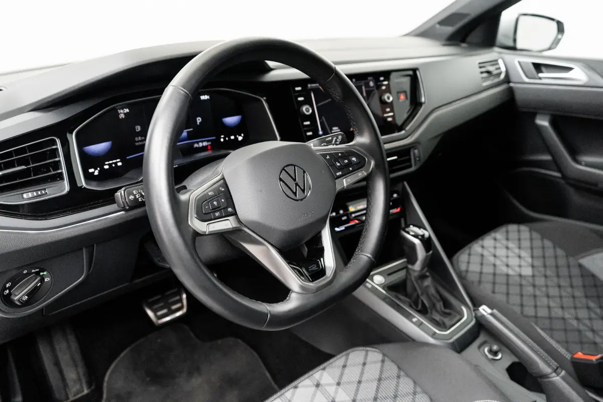1.0 TSI R-Line l IQ Light l R-Line int. en Ext. l Apple Car Play/Android l Navi l Climate Control l Sensoren voor en achter l