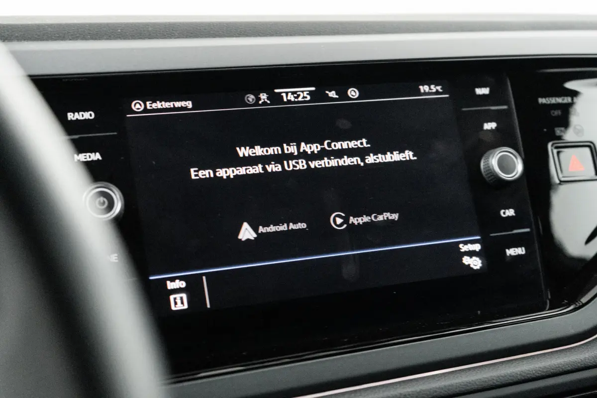 1.0 TSI R-Line l IQ Light l R-Line int. en Ext. l Apple Car Play/Android l Navi l Climate Control l Sensoren voor en achter l