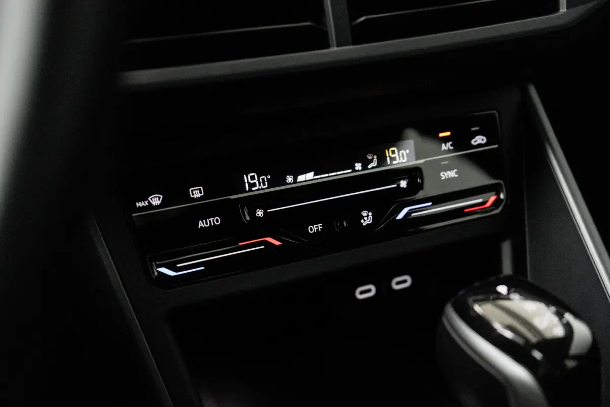 1.0 TSI R-Line l IQ Light l R-Line int. en Ext. l Apple Car Play/Android l Navi l Climate Control l Sensoren voor en achter l