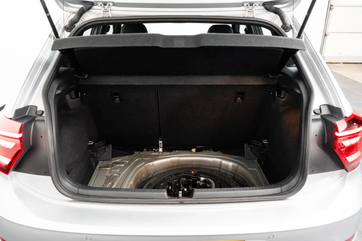 1.0 TSI R-Line l IQ Light l R-Line int. en Ext. l Apple Car Play/Android l Navi l Climate Control l Sensoren voor en achter l