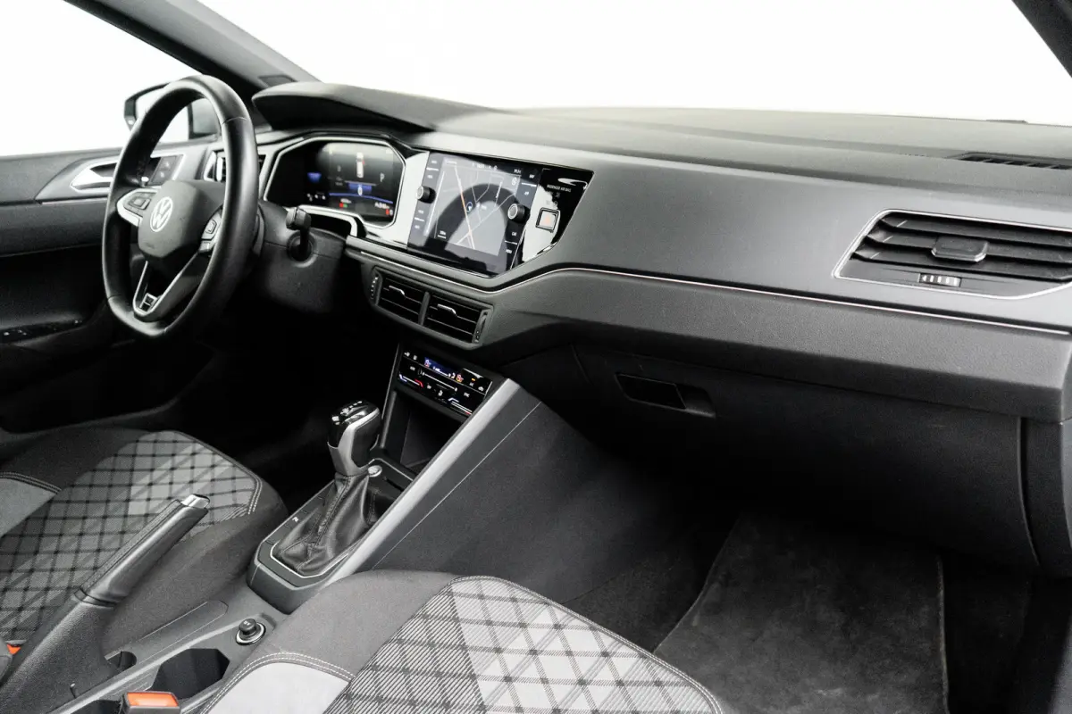 1.0 TSI R-Line l IQ Light l R-Line int. en Ext. l Apple Car Play/Android l Navi l Climate Control l Sensoren voor en achter l