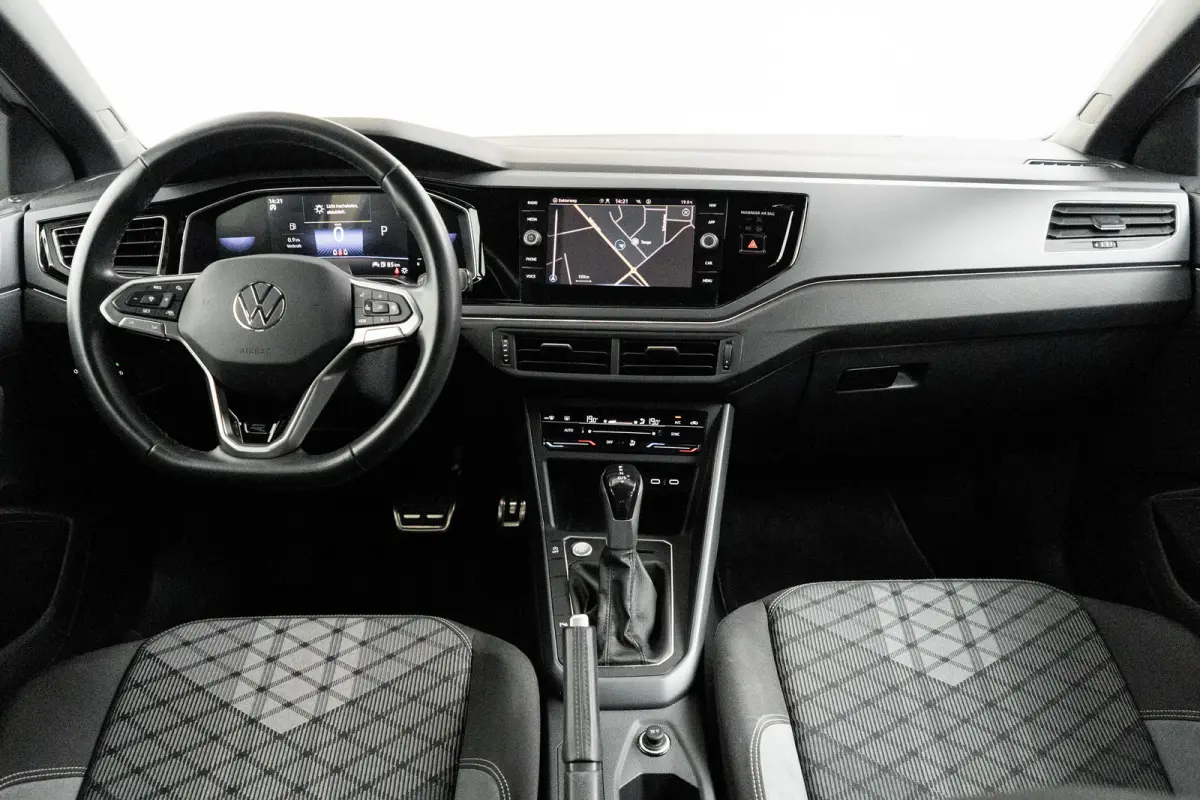 1.0 TSI R-Line l IQ Light l R-Line int. en Ext. l Apple Car Play/Android l Navi l Climate Control l Sensoren voor en achter l