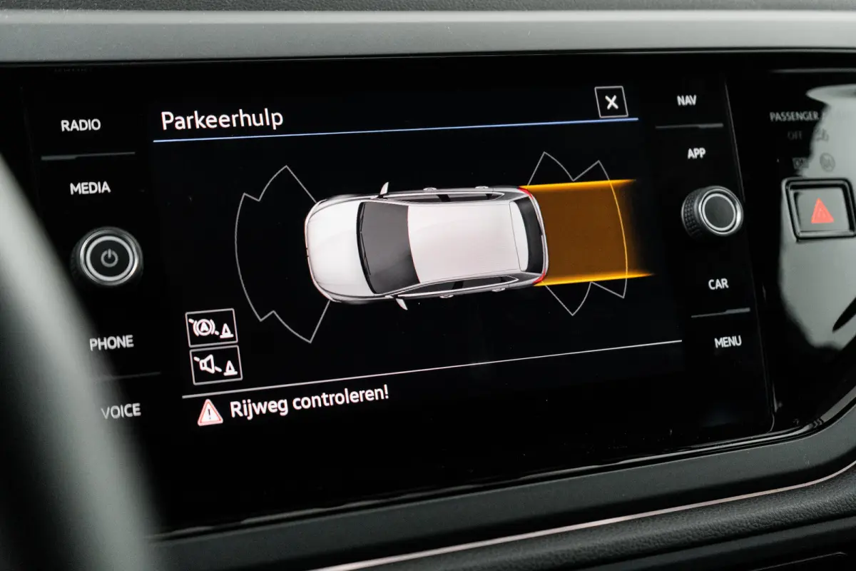 1.0 TSI R-Line l IQ Light l R-Line int. en Ext. l Apple Car Play/Android l Navi l Climate Control l Sensoren voor en achter l