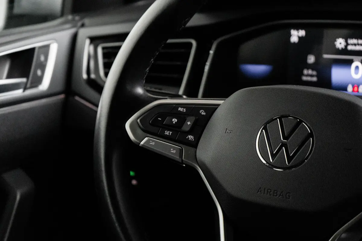1.0 TSI R-Line l IQ Light l R-Line int. en Ext. l Apple Car Play/Android l Navi l Climate Control l Sensoren voor en achter l