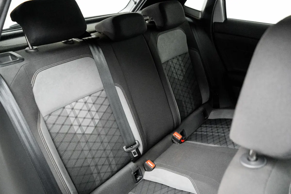 1.0 TSI R-Line l IQ Light l R-Line int. en Ext. l Apple Car Play/Android l Navi l Climate Control l Sensoren voor en achter l