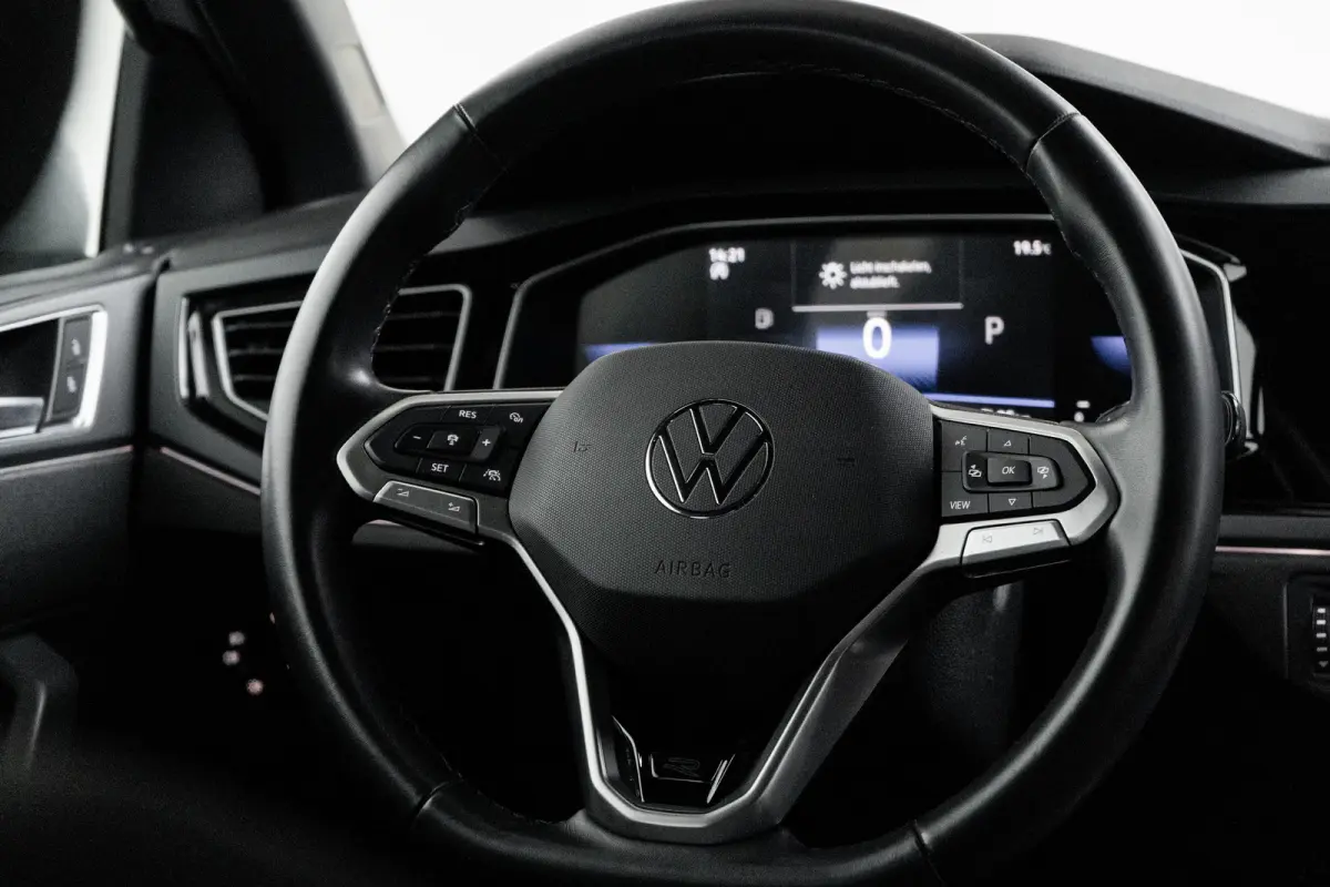 1.0 TSI R-Line l IQ Light l R-Line int. en Ext. l Apple Car Play/Android l Navi l Climate Control l Sensoren voor en achter l