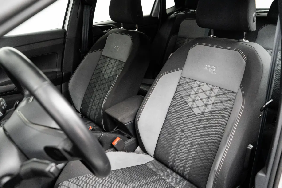 1.0 TSI R-Line l IQ Light l R-Line int. en Ext. l Apple Car Play/Android l Navi l Climate Control l Sensoren voor en achter l