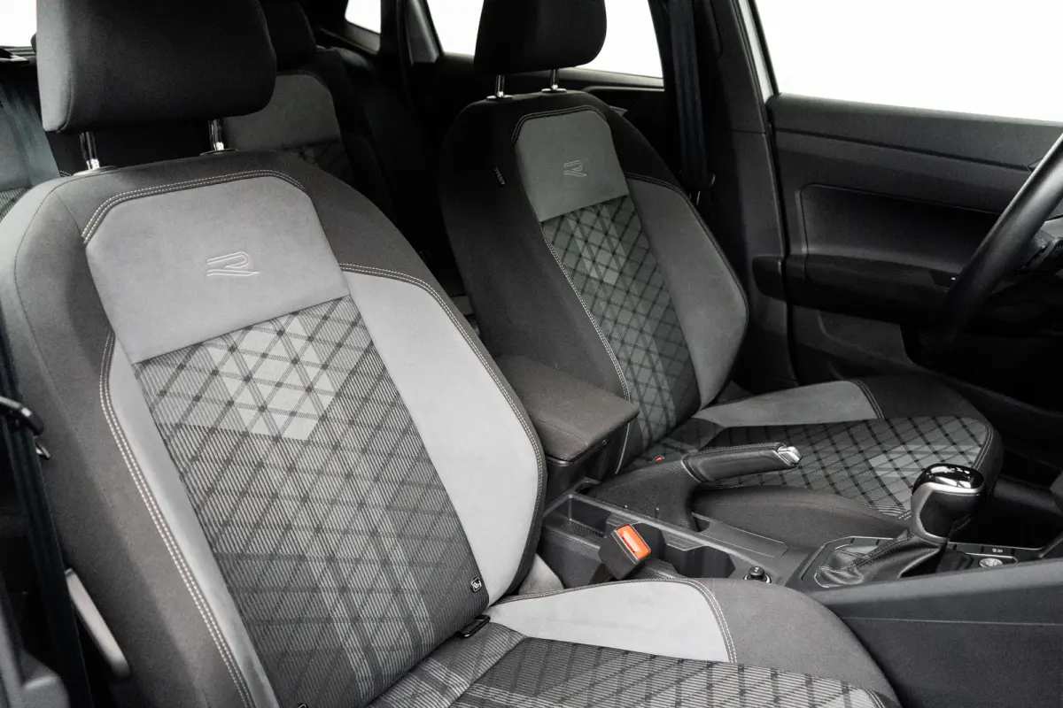 1.0 TSI R-Line l IQ Light l R-Line int. en Ext. l Apple Car Play/Android l Navi l Climate Control l Sensoren voor en achter l