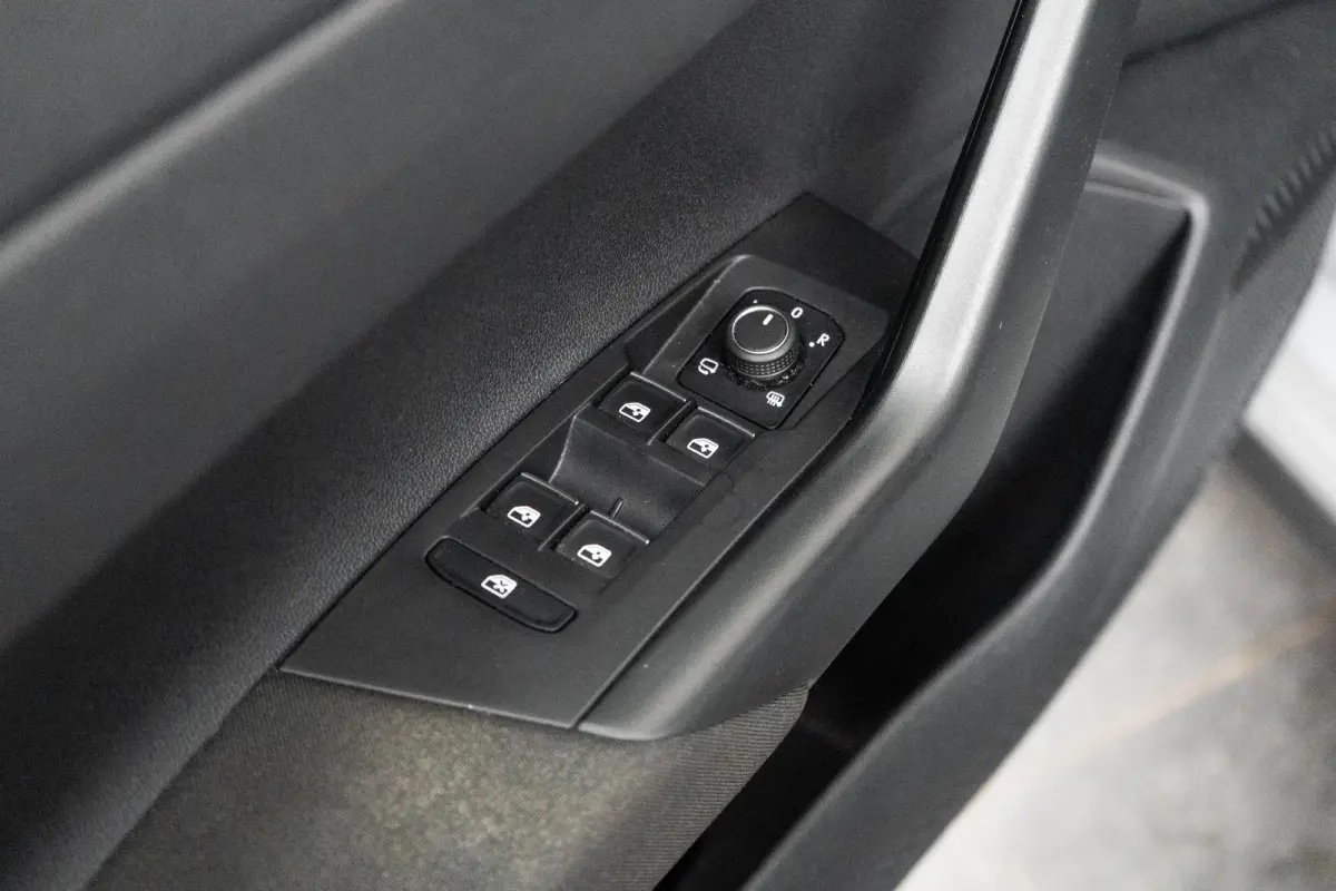 1.0 TSI R-Line l IQ Light l R-Line int. en Ext. l Apple Car Play/Android l Navi l Climate Control l Sensoren voor en achter l