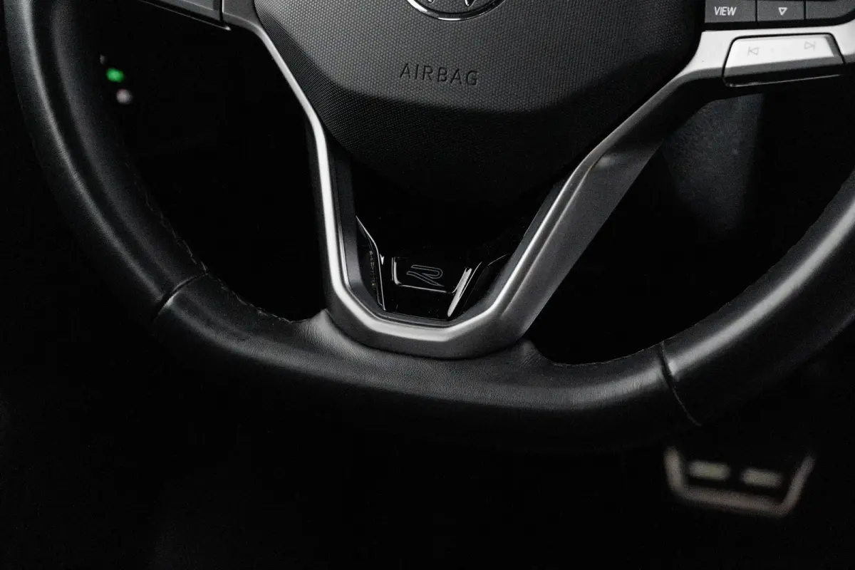 1.0 TSI R-Line l IQ Light l R-Line int. en Ext. l Apple Car Play/Android l Navi l Climate Control l Sensoren voor en achter l