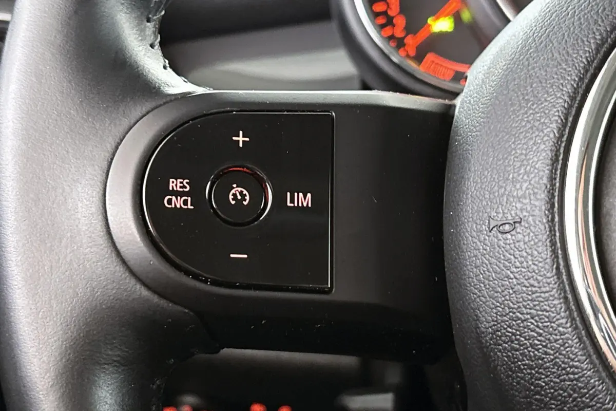 1.5 One Essential Groot Navi LED Koplampen Apple CarPlay