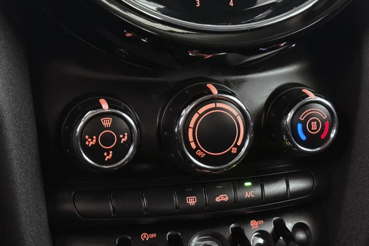 1.5 One Essential Groot Navi LED Koplampen Apple CarPlay