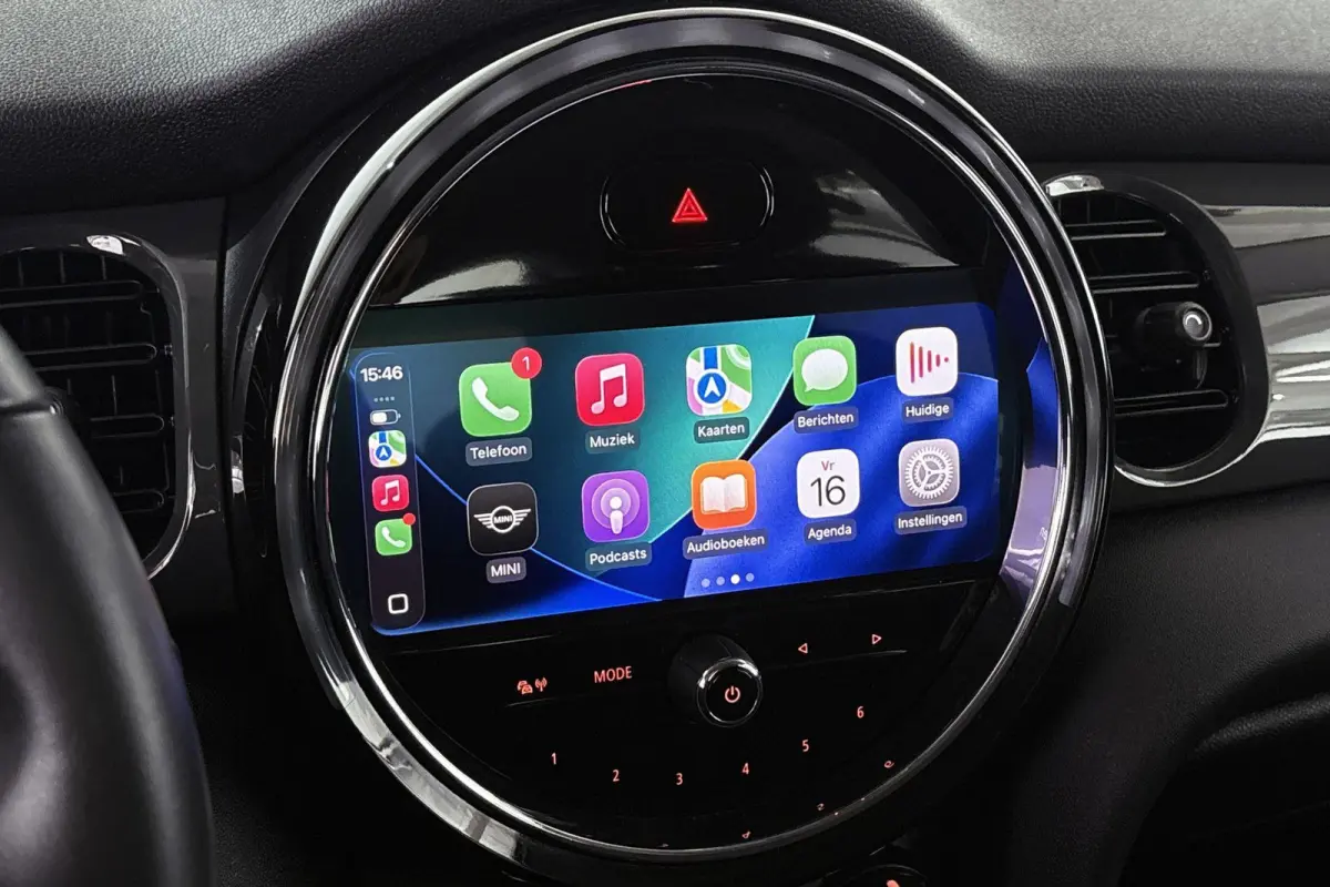 1.5 One Essential Groot Navi LED Koplampen Apple CarPlay