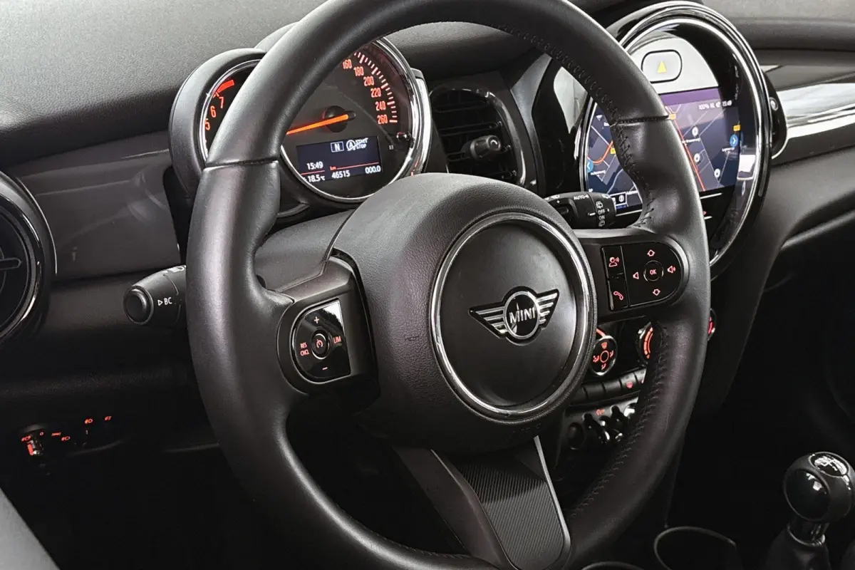 1.5 One Essential Groot Navi LED Koplampen Apple CarPlay