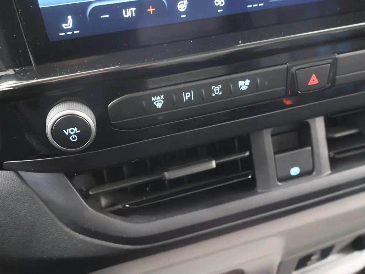 320 | L2 H1 | SPORT | 2-ZITS | LED KOPLAMPEN | ADAPTIVE CRUISE CONTROL | NAVIGATIE | ACHTERUITRIJCAMERA | STOELVERWARMING | STUURWIELVERWARMING | CLIMATE CONTROL | BOM VOL IN OPTIES