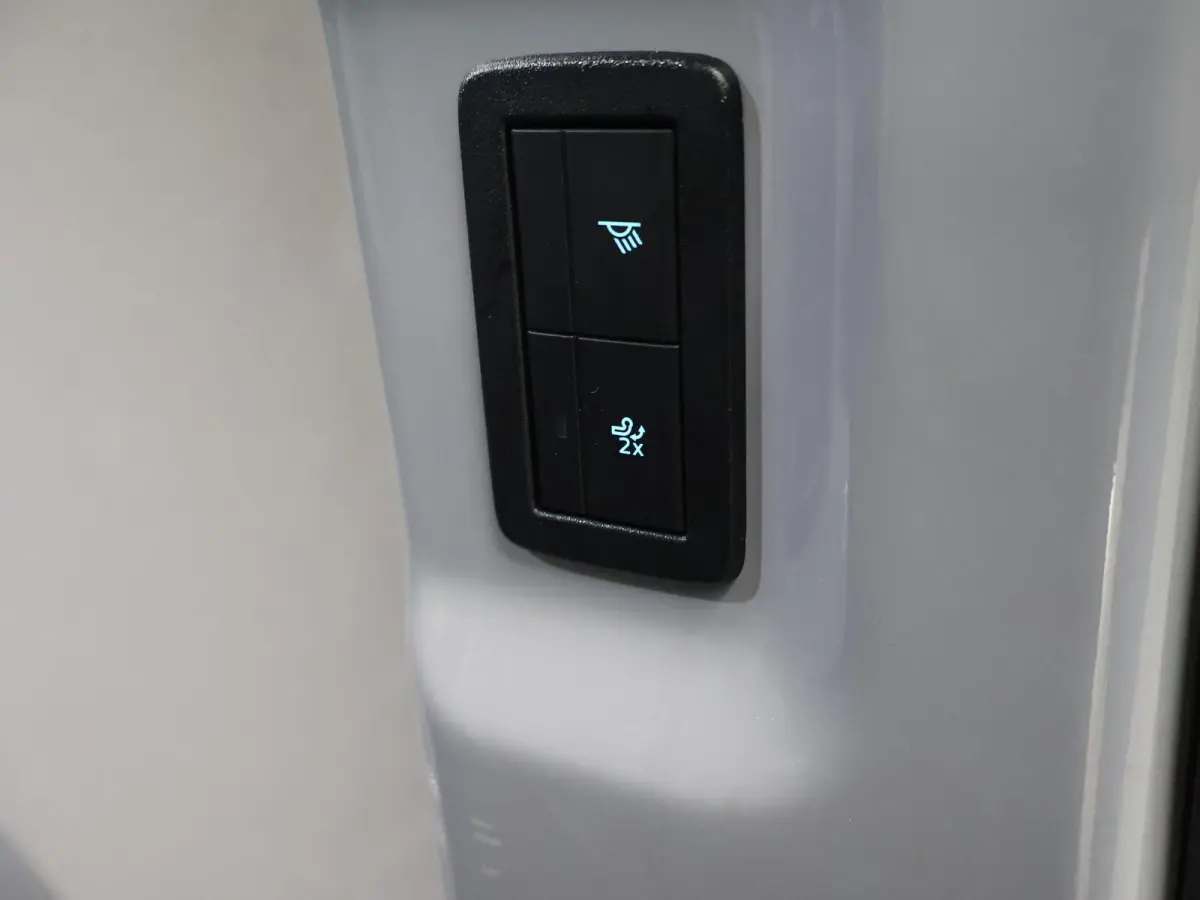 320 | L2 H1 | SPORT | 2-ZITS | LED KOPLAMPEN | ADAPTIVE CRUISE CONTROL | NAVIGATIE | ACHTERUITRIJCAMERA | STOELVERWARMING | STUURWIELVERWARMING | CLIMATE CONTROL | BOM VOL IN OPTIES