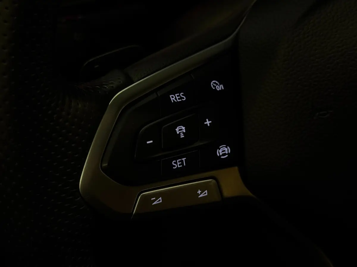 1.0 TSI Style Business R / 3x R-LINE / Carplay / Dodehoek / Camera / Led / Keyless / ACC / Lane Assist /