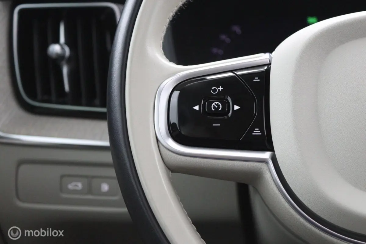 2.0 T6 Plug-in hybrid AWD Plus Bright | Trekhaak | Pilot Assist | Pano | Stoel- Stuurverwarming | Achterbank verwarmd |