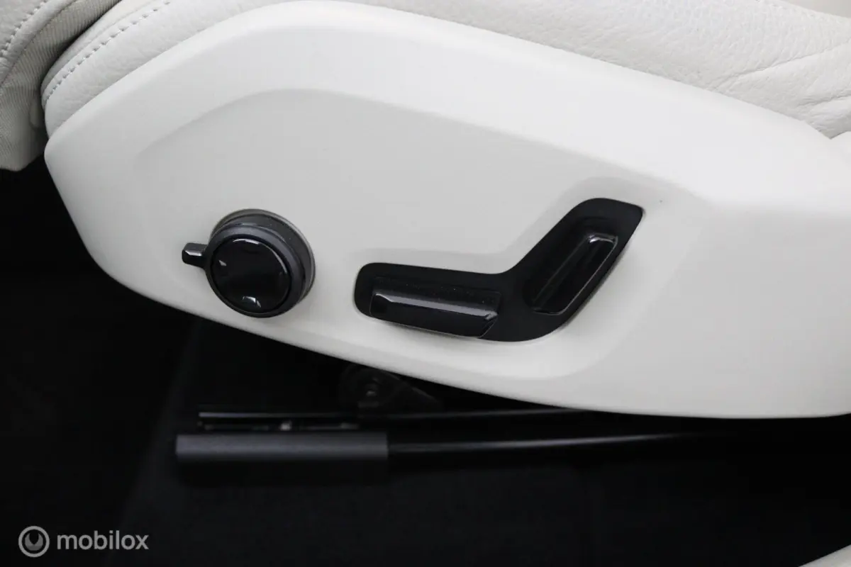 2.0 T6 Plug-in hybrid AWD Plus Bright | Trekhaak | Pilot Assist | Pano | Stoel- Stuurverwarming | Achterbank verwarmd |