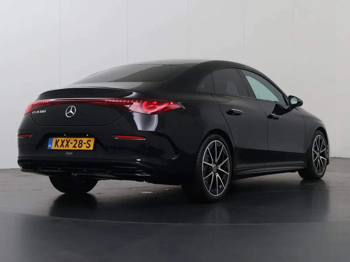 180 Business Solution AMG | Premium Pakket | 19"LM velgen | Superscreen | Panoramadak | Night Pakket | Sportstoelen |