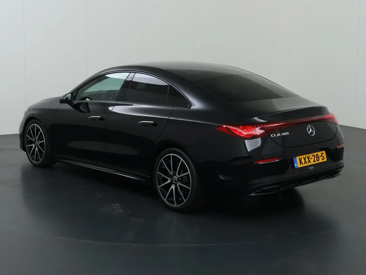 180 Business Solution AMG | Premium Pakket | 19"LM velgen | Superscreen | Panoramadak | Night Pakket | Sportstoelen |