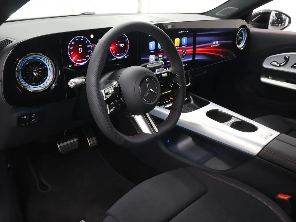 180 Business Solution AMG | Premium Pakket | 19"LM velgen | Superscreen | Panoramadak | Night Pakket | Sportstoelen |