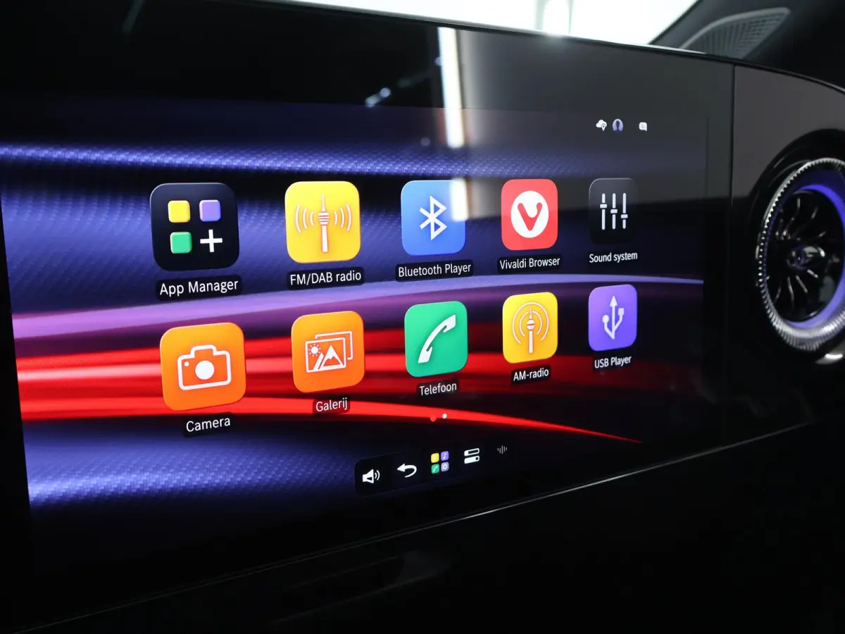 180 Business Solution AMG | Premium Pakket | 19"LM velgen | Superscreen | Panoramadak | Night Pakket | Sportstoelen |
