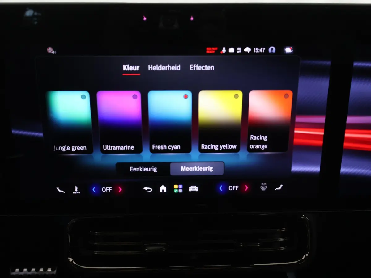 180 Business Solution AMG | Premium Pakket | 19"LM velgen | Superscreen | Panoramadak | Night Pakket | Sportstoelen |