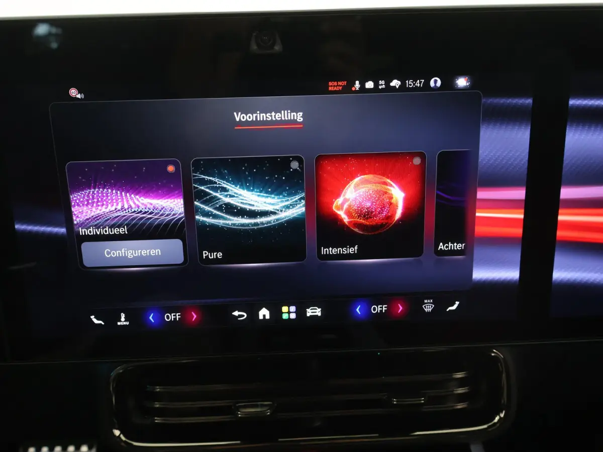 180 Business Solution AMG | Premium Pakket | 19"LM velgen | Superscreen | Panoramadak | Night Pakket | Sportstoelen |