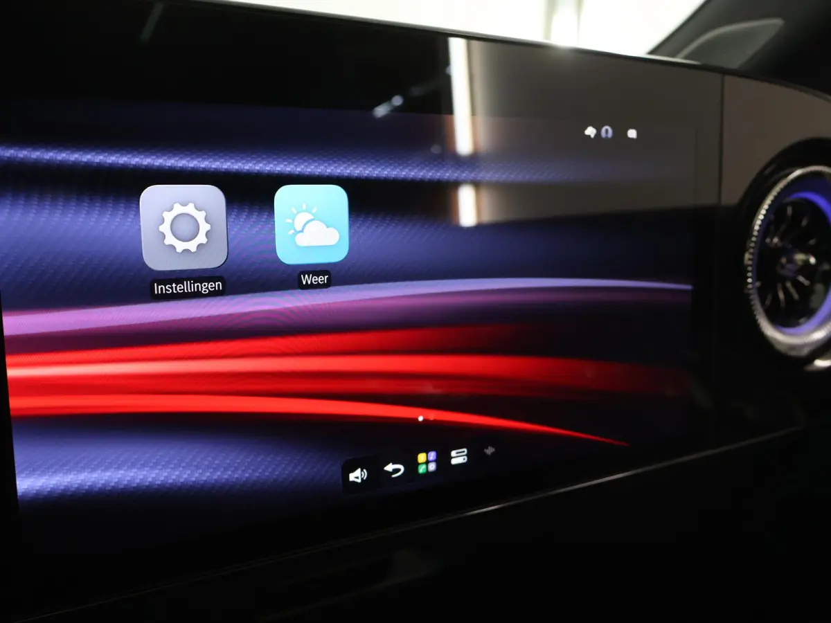 180 Business Solution AMG | Premium Pakket | 19"LM velgen | Superscreen | Panoramadak | Night Pakket | Sportstoelen |
