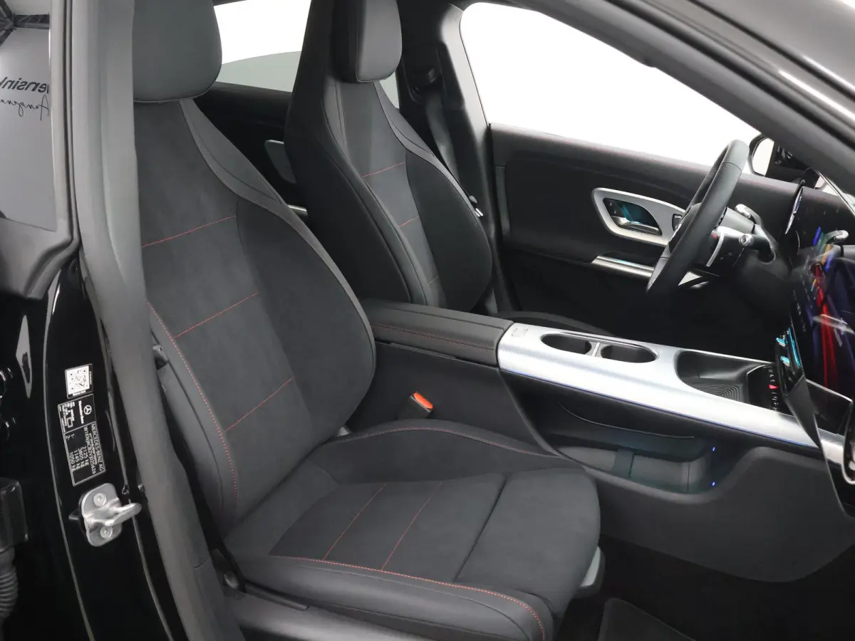180 Business Solution AMG | Premium Pakket | 19"LM velgen | Superscreen | Panoramadak | Night Pakket | Sportstoelen |