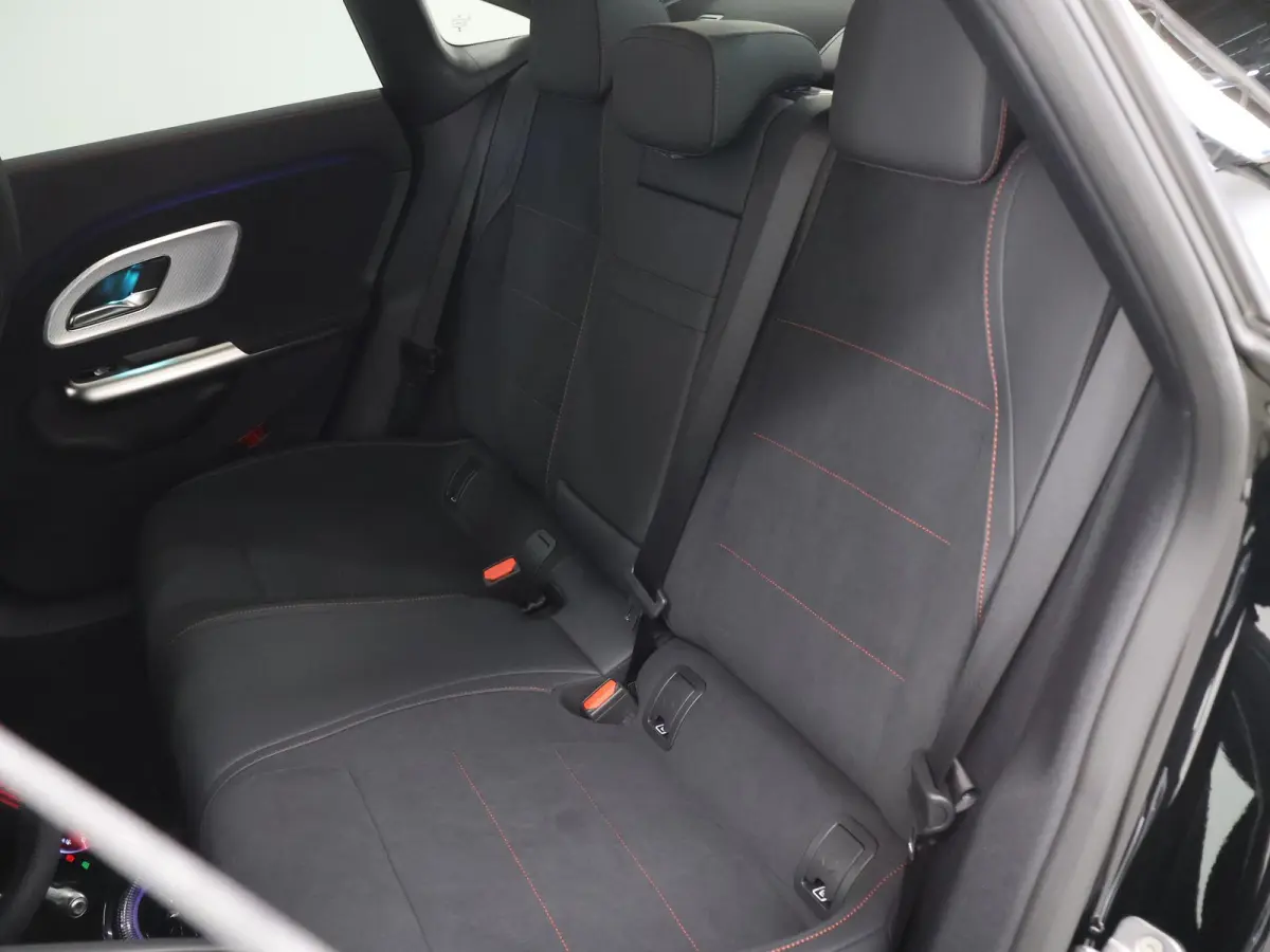 180 Business Solution AMG | Premium Pakket | 19"LM velgen | Superscreen | Panoramadak | Night Pakket | Sportstoelen |