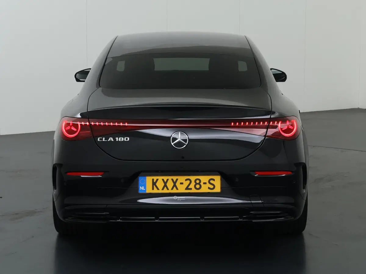 180 Business Solution AMG | Premium Pakket | 19"LM velgen | Superscreen | Panoramadak | Night Pakket | Sportstoelen |
