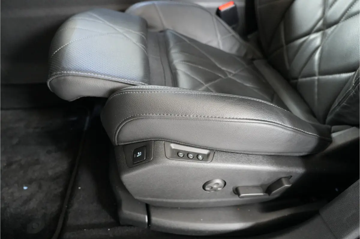 E-Tense 300 pk 4x4 | Pano | Leder | Massage | Nachtzicht | Stl. verw. | Camera 360 | El. klep | Premium Audio |